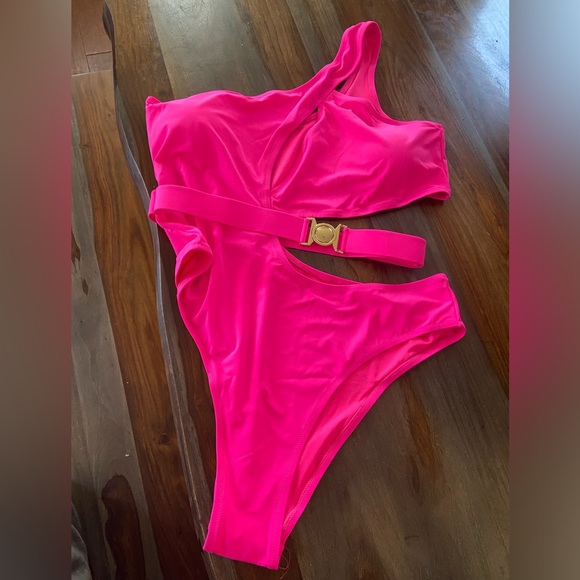 Fashion Nova Swim with cutouts - Picture 4 of 5